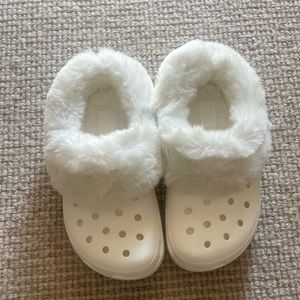 New without tags white fuzzy crocs women’s size 6
